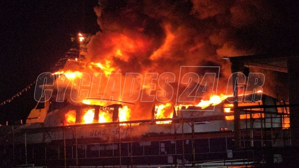 Σύρος: Μεγάλη φωτιά στο λιμάνι – Δύο σκάφη κάηκαν ολοσχερώς