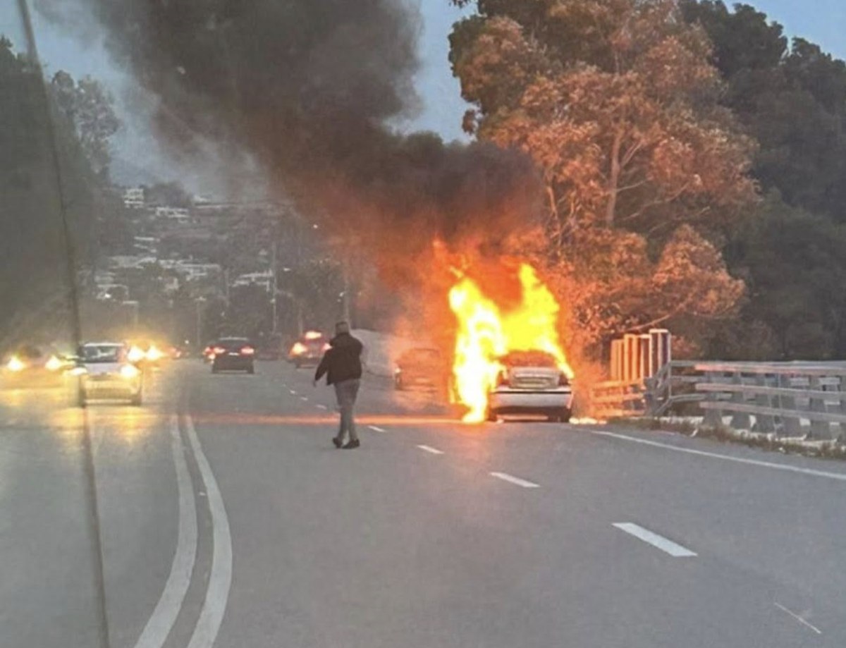 Φωτιά σε αυτοκίνητο στη λεωφόρο Αθηνών – Σουνίου, κάηκε ολοσχερώς