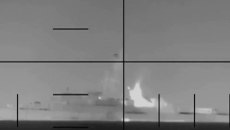 Η στιγμή που οι ΗΠΑ τορπιλίζουν την ιρανική φρεγάτα Dena – Σηκώθηκε στον αέρα το μισό πλοίο [βίντεο]