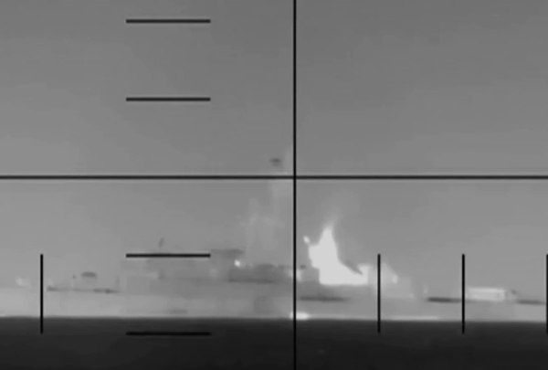 Η στιγμή που οι ΗΠΑ τορπιλίζουν την ιρανική φρεγάτα Dena – Σηκώθηκε στον αέρα το μισό πλοίο [βίντεο]