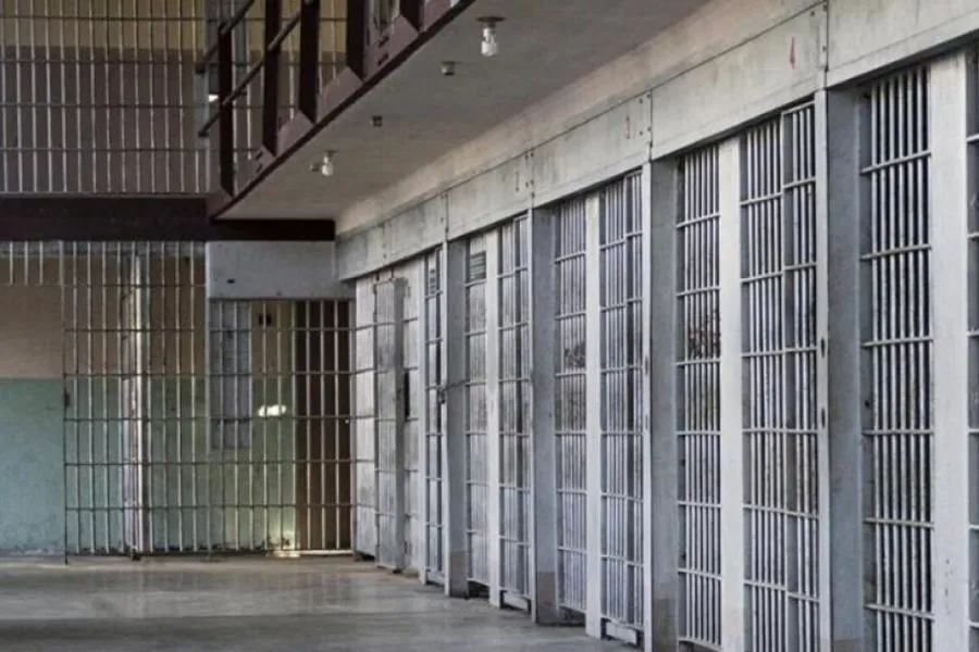 Στοιβαγμένοι κρατούμενοι και κοριοί στις φυλακές της Κρήτης – Κόλαφος η έκθεση Επιτροπής