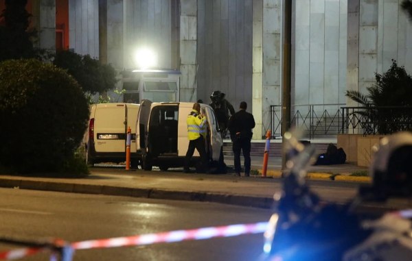 Με δύο χειροβομβίδες απειλούσε να επιτεθεί στη ΓΑΔΑ ο 48χρονος από το Σουδάν – Πώς εξουδετερώθηκε