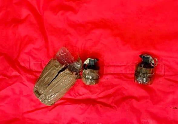 Ναρκωτικά, όπλα, κλοπές – 15 φορές είχε συλληφθεί ο 48χρονος που απειλούσε με χειροβομβίδες έξω από τη ΓΑΔΑ