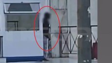 Βίντεο ντοκουμέντο – Η στιγμή που ο 48χρονος απειλεί τους αστυνομικούς με χειροβομβίδα στη ΓΑΔΑ – Τι λέει η σύζυγός του