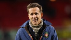 Φοβερός Ράιαν Ρέινολντς: Περιέγραψε σε ρόλο… δημοσιογράφου τη νίκη της Ρέξαμ (vid)