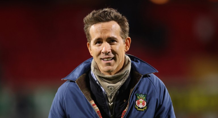 Φοβερός Ράιαν Ρέινολντς: Περιέγραψε σε ρόλο… δημοσιογράφου τη νίκη της Ρέξαμ (vid)