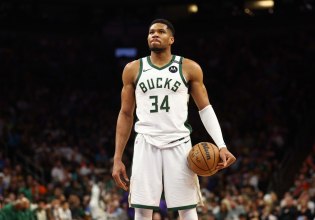 «Παρών» στο Elimination Chamber ο Αντετοκούνμπο (vid)