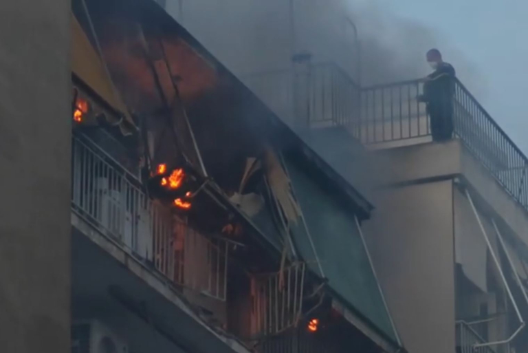 Γκύζη: Φωτιά σε διαμέρισμα από έκρηξη φιάλης – Μεγάλη κινητοποίηση της Πυροσβεστικής