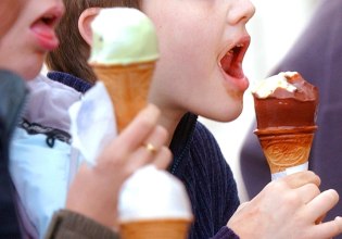 Πώς το στρες των γονιών τροφοδοτεί την παιδική παχυσαρκία