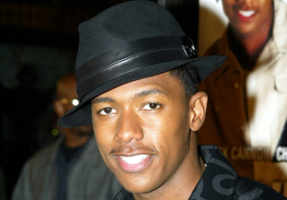 Ο Νικ Κάνον «τα βάζει» με Δημοκρατικούς, φλερτάρει με Τραμπ