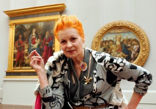 Κολάν με γούνες ερμίνα και τακούνια 20 εκατοστών – Η Vivienne Westwood χλεύασε την ανώτερη τάξη