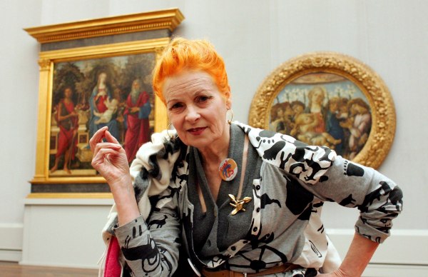 Κολάν με γούνες ερμίνας και τακούνια 20 εκατοστών – Η Vivienne Westwood χλεύασε την ανώτερη τάξη