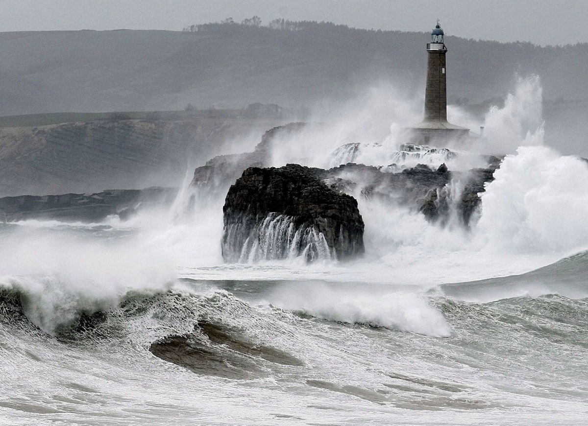 Στο μάτι της «Τερέζας» οι Κανάριες Νήσοι: Άνεμοι 140 χλμ/ώρα, γιγάντια κύματα, εκατοντάδες εγκλωβισμένοι