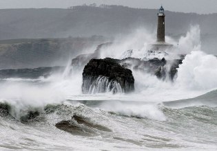 Στο μάτι της «Τερέζας» οι Κανάριες Νήσοι: Άνεμοι 140 χλμ/ώρα, γιγάντια κύματα, εκατοντάδες εγκλωβισμένοι