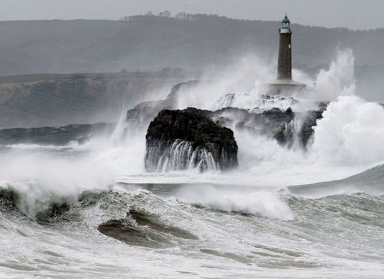 Στο μάτι της «Τερέζας» οι Κανάριες Νήσοι: Άνεμοι 140 χλμ/ώρα, γιγάντια κύματα, εκατοντάδες εγκλωβισμένοι