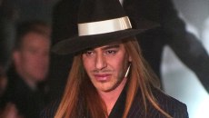 Προσοχή, προσοχή: ο John Galliano «μετακομίζει» στη Zara