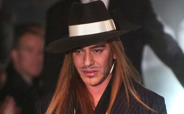 Προσοχή, προσοχή: ο John Galliano «μετακομίζει» στη Zara