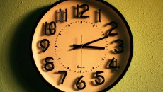 Ήγγικεν η θερινή ώρα – Την Κυριακή γυρίζουμε τους δείκτες μπροστά