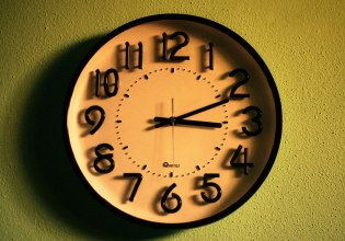 Ήγγικεν η θερινή ώρα – Την Κυριακή γυρίζουμε τους δείκτες μπροστά