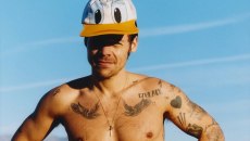 Εκεί βρίσκω τον πραγματικό εαυτό μου: Ο ημίγυμνος Χάρι Στάιλς για τον Χαρούκι Μουρακάμι, το τρέξιμο και τη φήμη