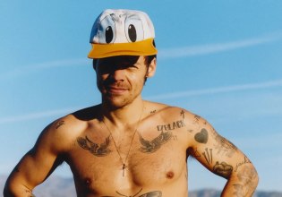 Εκεί βρίσκω τον πραγματικό εαυτό μου: Ο ημίγυμνος Χάρι Στάιλς για τον Χαρούκι Μουρακάμι, το τρέξιμο και τη φήμη