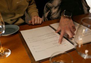 Eπίθεση του κυβερνητικού εκπροσώπου στο Vouliwatch για τη «συμβουλοκρατία» – Τι απαντάνε οι ερευνητές