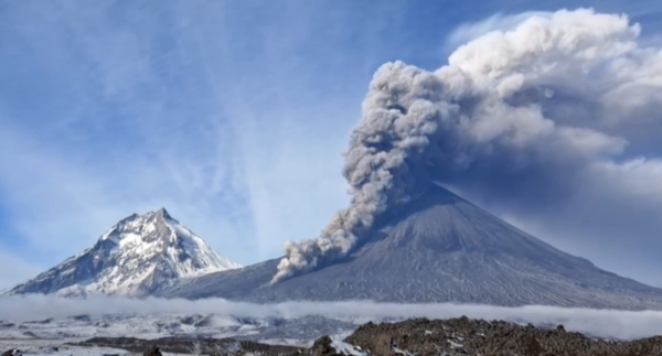 Ρωσία: Ξύπνησε το ηφαίστειο Σιβελούτς στην Καμτσάτκα – Εκτόξευσε τέφρα σε ύψος 11.000 μέτρων
