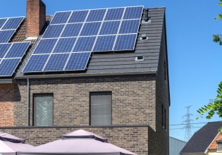 Με φωτοβολταϊκά και αντλίες θερμότητας απαντά η Βρετανία στην ενεργειακή κρίση