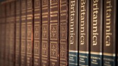 Αγωγή της εγκυκλοπαίδειας Britannica στην OpenAI για τα λήμματα που εκπαίδευσαν το ChatGPT