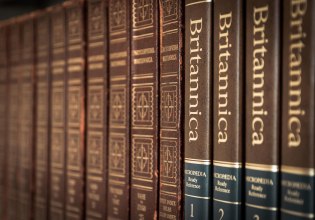 Αγωγή της εγκυκλοπαίδειας Britannica στην OpenAI για τα λήμματα που εκπαίδευσαν το ChatGPT