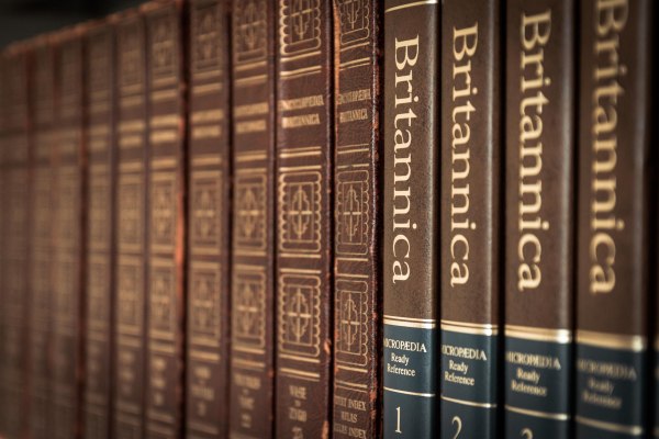 Αγωγή της εγκυκλοπαίδειας Britannica στην OpenAI για τα λήμματα που εκπαίδευσαν το ChatGPT