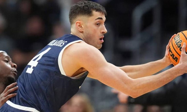 Ο Τζον Πουλακίδας και το ντεμπούτο στο ΝΒΑ με τους Μάβερικς – Τα πρώτα λεπτά και η στατιστική του