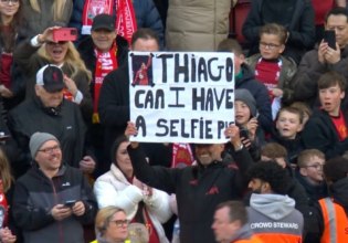 Απίθανος Κλοπ: Ζήτησε… selfie από τον Τιάγκο με πλακάτ από την εξέδρα! (pic)