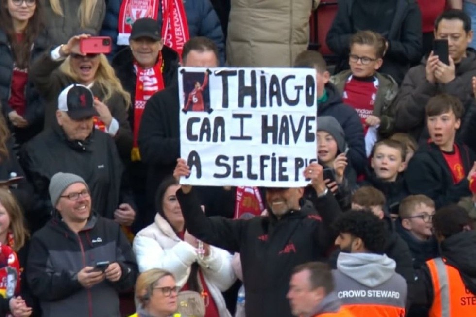 Απίθανος Κλοπ: Ζήτησε… selfie από τον Τιάγκο με πλακάτ από την εξέδρα! (pic)