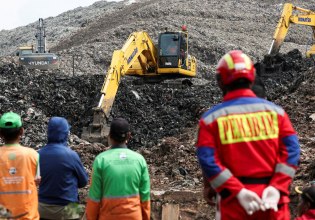 Ινδονησία: Στους 7 οι νεκροί από την κατάρρευση σε χωματερή απορριμμάτων