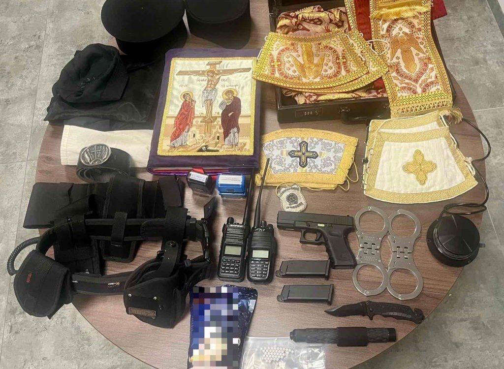 Ιωάννινα: 29χρονος παρίστανε τον μοναχό και ζητούσε χρήματα από πιστούς – Είχε και εξοπλισμό αστυνομικού