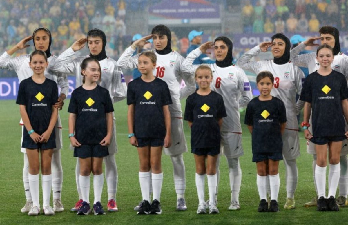 «Προδότριες εν καιρώ πολέμου»: Στο στόχαστρο του καθεστώτος η γυναικεία εθνική ομάδα ποδοσφαίρου του Ιράν (vids)