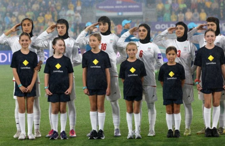 «Προδότριες εν καιρώ πολέμου»: Στο στόχαστρο του καθεστώτος η γυναικεία εθνική ομάδα ποδοσφαίρου του Ιράν (vids)