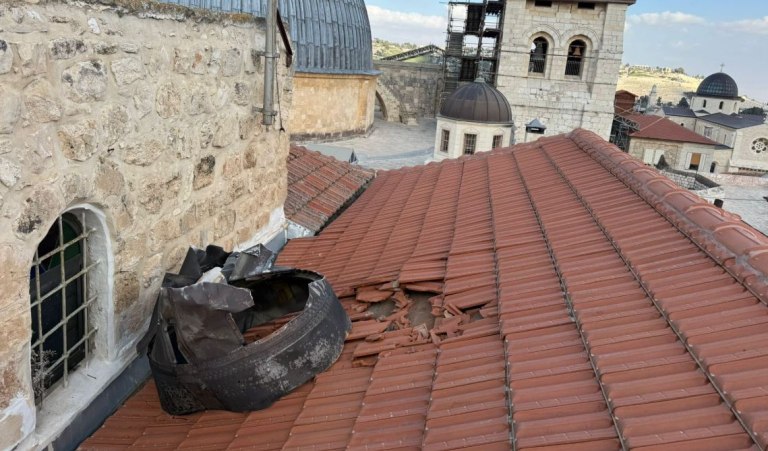 Συντρίμμια πυραύλων έπεσαν στην ευρύτερη περιοχή του Πανάγιου Τάφου