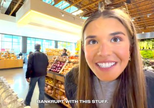 Κάι Τραμπ όπως Μαρία Αντουανέτα – Ψώνια με την εγγονή του Ντόναλντ Τραμπ στο «πιο ακριβό σούπερ μάρκετ» εν μέσω πολέμου – «Χάλια σούσι!»