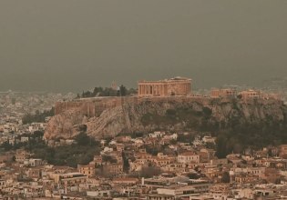 Η αφρικανική σκόνη σκέπασε την Αθήνα – «Θα επιμείνει και αύριο το φαινόμενο, παρά τους βοριάδες» λέει ο Λαγουβάρδος