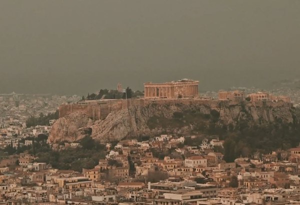 Η αφρικανική σκόνη σκέπασε την Αθήνα – «Θα επιμείνει και αύριο το φαινόμενο, παρά τους βοριάδες» λέει ο Λαγουβάρδος