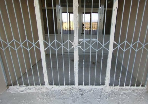 Χαλκιδική: Άγνωστοι τσιμέντωσαν πόρτες και έσπασαν τζάμια στο Γυμνάσιο Νέας Καλλικράτειας – Μήνυση από τον δήμο