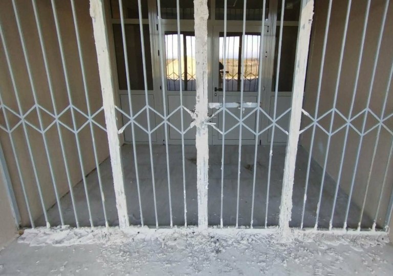 Χαλκιδική: Άγνωστοι τσιμέντωσαν πόρτες και έσπασαν τζάμια στο Γυμνάσιο Νέας Καλλικράτειας – Μήνυση από τον δήμο