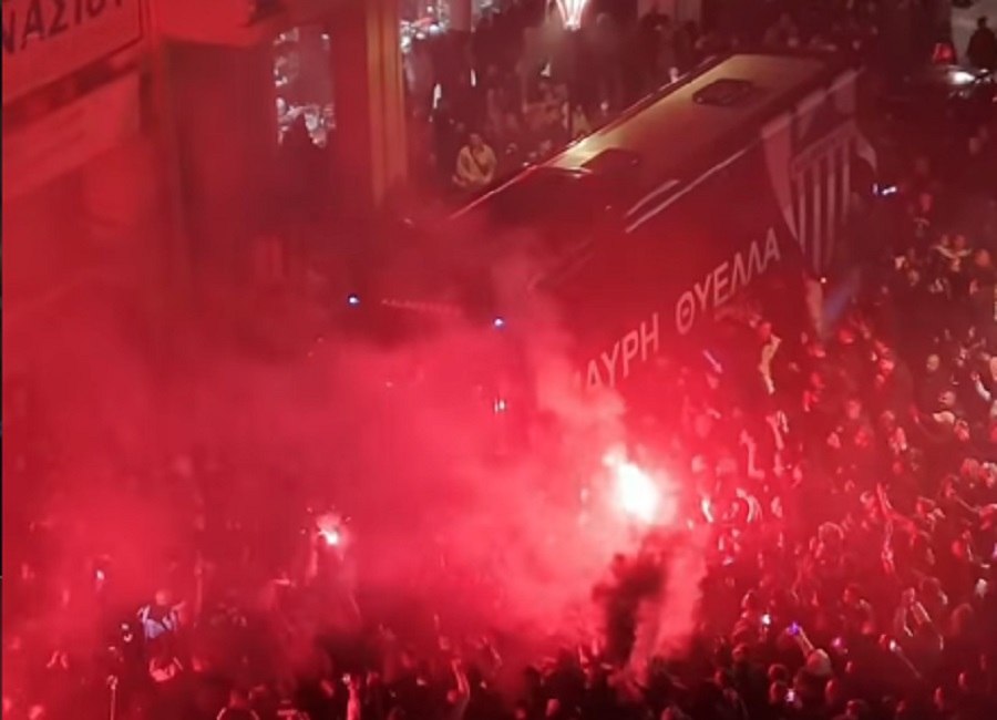 Καλαμάτα: Η αποθέωση για την άνοδο στη Super League άρχισε από τα… Μεγάρα! (vid+pics)