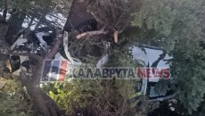 Καλάβρυτα: Οδηγός καρφώθηκε σε δέντρο – Σώθηκε από θαύμα