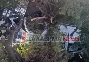 Καλάβρυτα: Οδηγός καρφώθηκε σε δέντρο – Σώθηκε από θαύμα