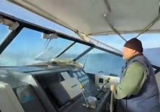 Σκιάθος: Βραβεύτηκε ο καπετάνιος που έδωσε μάχη με τα κύματα για τη διακομιδή άρρωστου παιδιού