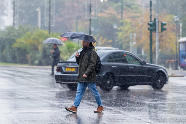 Καιρός: Κακοκαιρία με καταιγίδες και θυελλώδεις ανέμους – Εν αναμονή έκτακτου δελτίου επικίνδυνων καιρικών φαινομένων