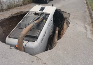 Ιωάννινα: Τρύπα σε δρόμο «κατάπιε» όχημα καθαριότητας